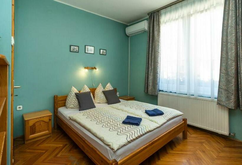 مبيت وإفطار Cecey Vendégház