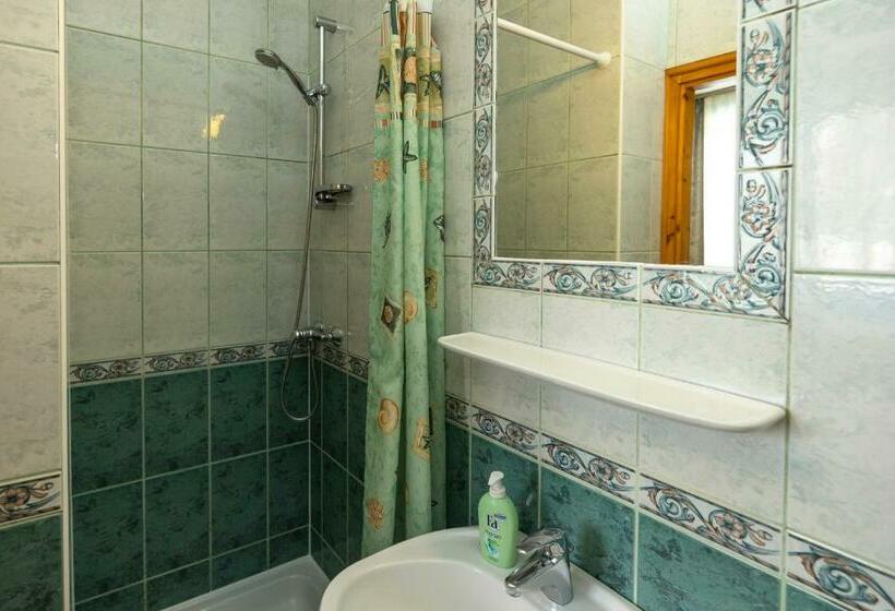 مبيت وإفطار Cecey Vendégház