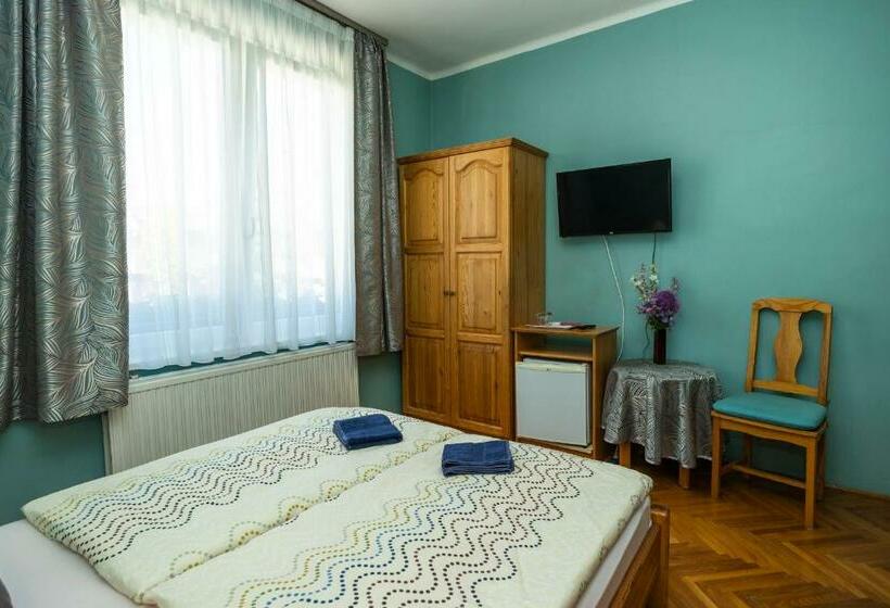 مبيت وإفطار Cecey Vendégház