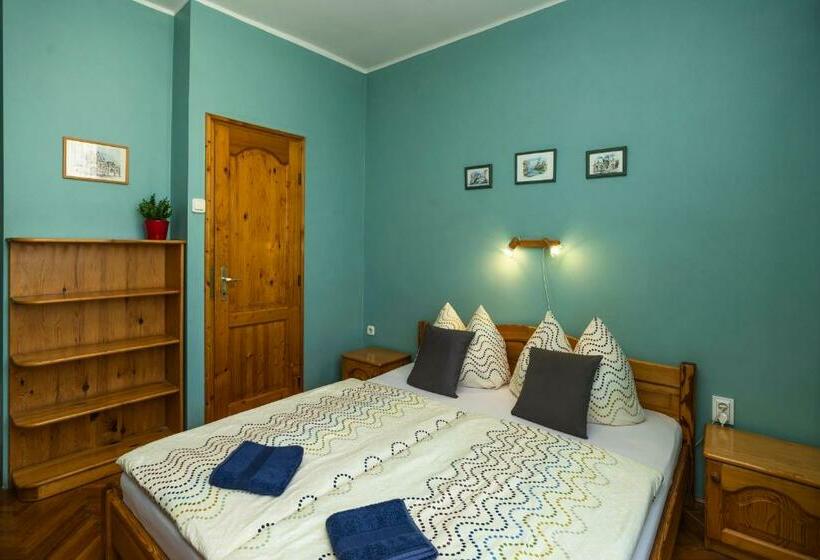 مبيت وإفطار Cecey Vendégház