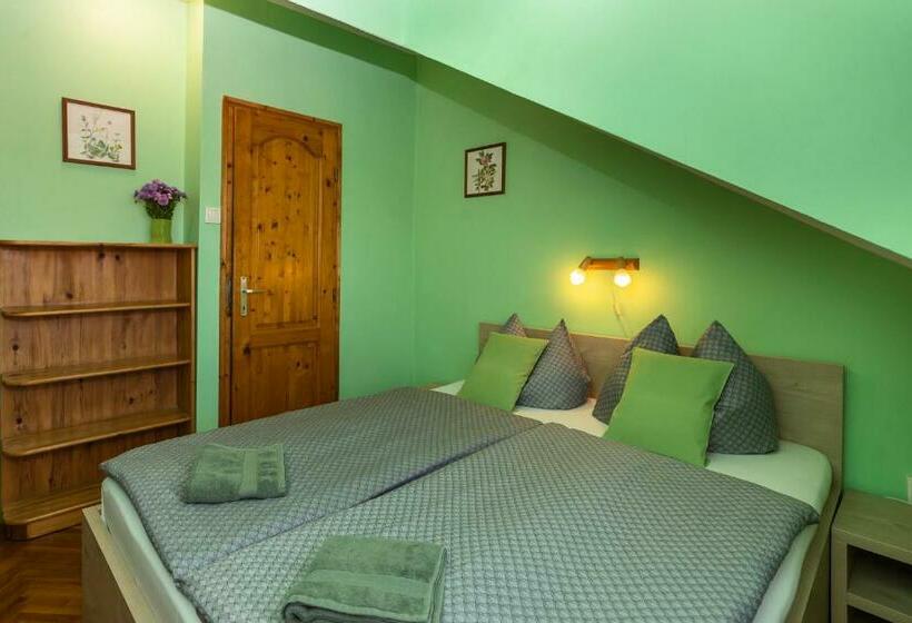 مبيت وإفطار Cecey Vendégház