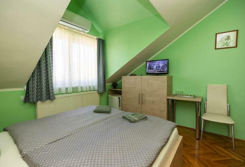 مبيت وإفطار Cecey Vendégház