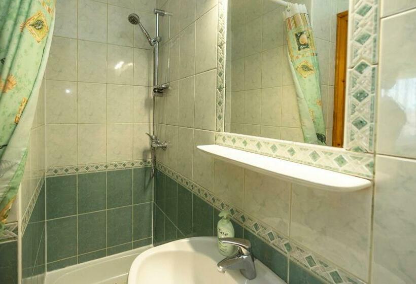 مبيت وإفطار Cecey Vendégház