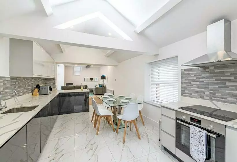 Coniston House, 3 Bedrooms With Parking, Appleby