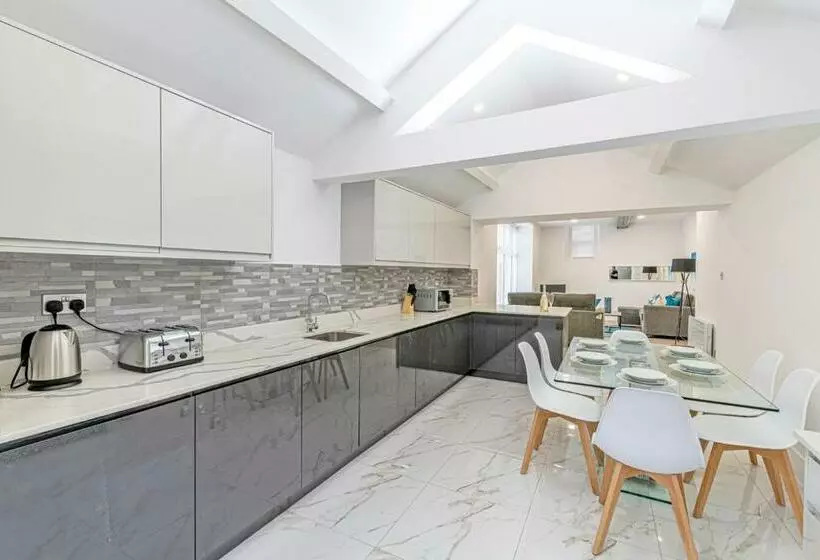 Coniston House, 3 Bedrooms With Parking, Appleby