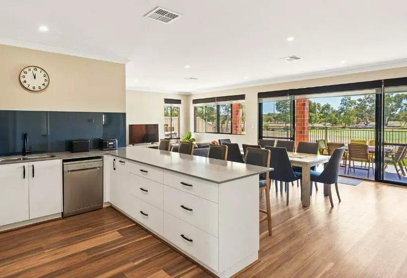 The Links   Fairway Views, Walk To Town, Air Con