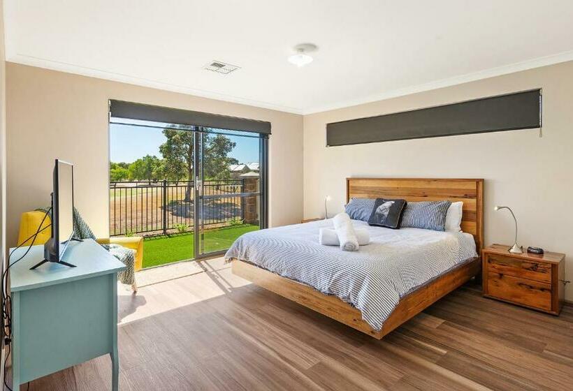 The Links   Fairway Views, Walk To Town, Air Con