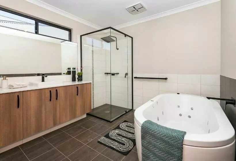 The Links   Fairway Views, Walk To Town, Air Con