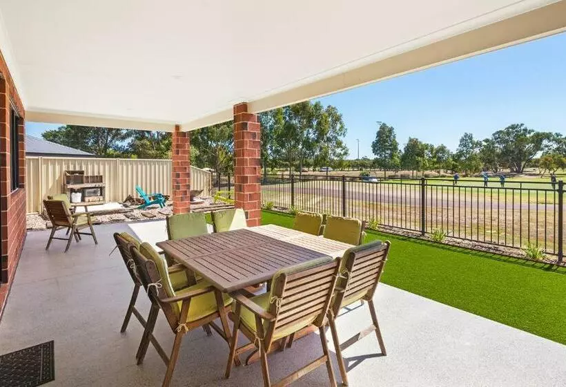 The Links   Fairway Views, Walk To Town, Air Con