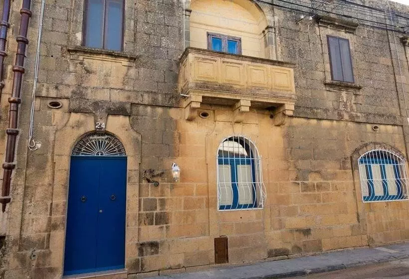 Centre Island Gozitan Farmhouse & Pool   Happy Rentals