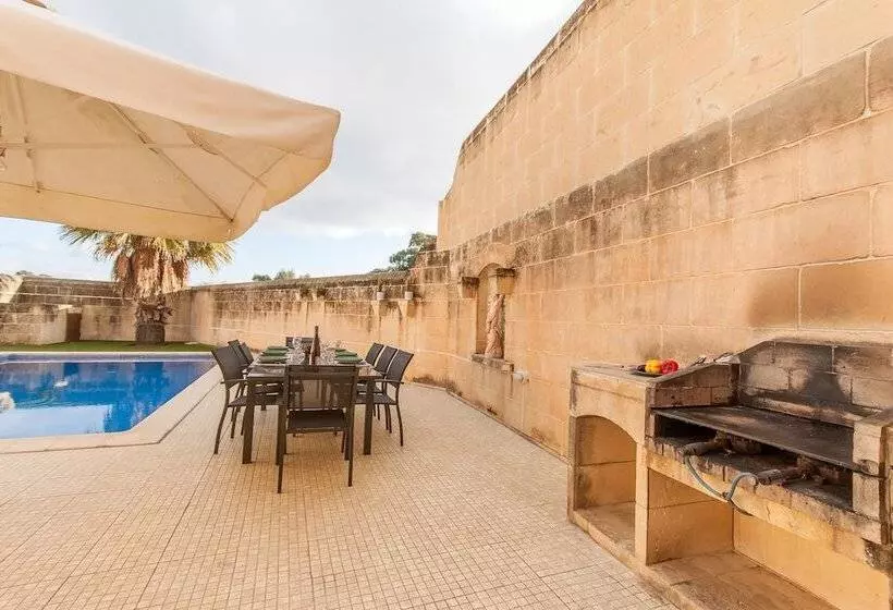 Centre Island Gozitan Farmhouse & Pool   Happy Rentals