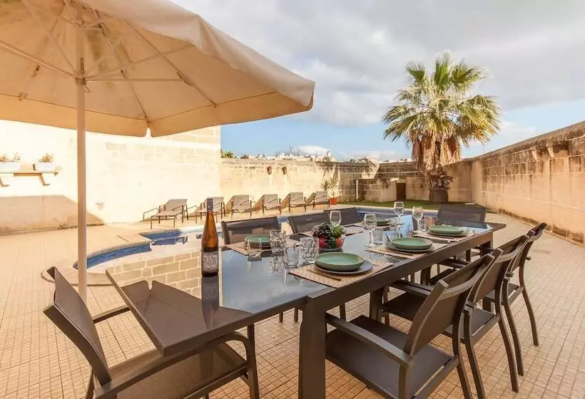 Centre Island Gozitan Farmhouse & Pool   Happy Rentals
