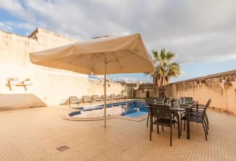 Centre Island Gozitan Farmhouse & Pool   Happy Rentals