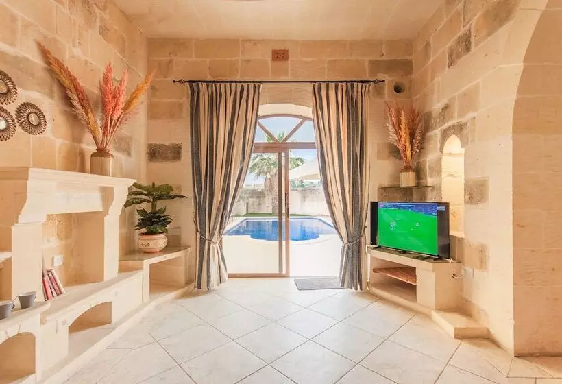 Centre Island Gozitan Farmhouse & Pool   Happy Rentals