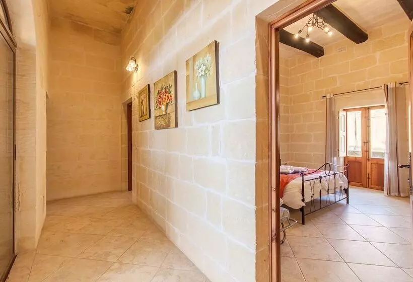 Centre Island Gozitan Farmhouse & Pool   Happy Rentals