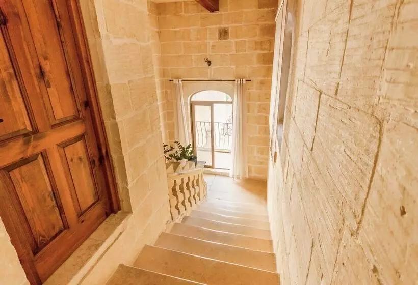 Centre Island Gozitan Farmhouse & Pool   Happy Rentals