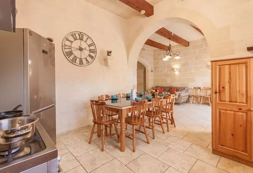 Centre Island Gozitan Farmhouse & Pool   Happy Rentals