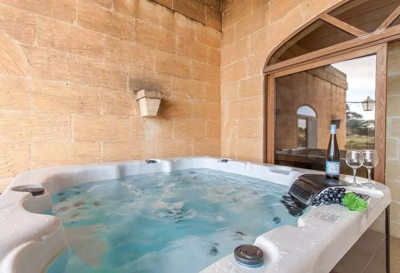Centre Island Gozitan Farmhouse & Pool   Happy Rentals