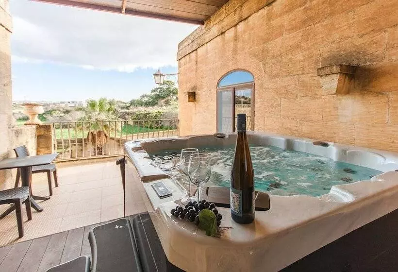 Centre Island Gozitan Farmhouse & Pool   Happy Rentals