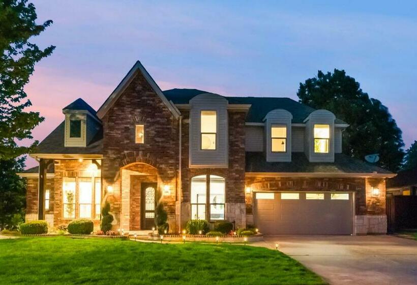 Pool House With Hot Tub And Cinema