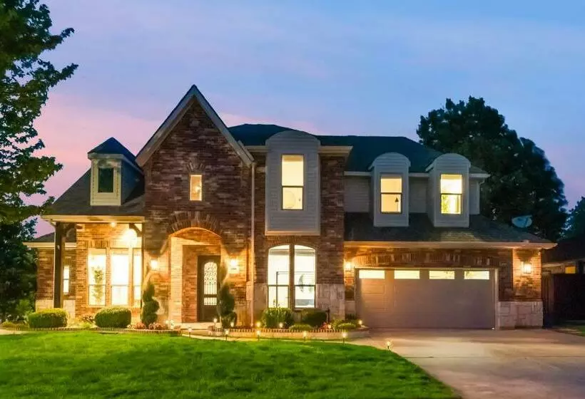 Pool House With Hot Tub And Cinema