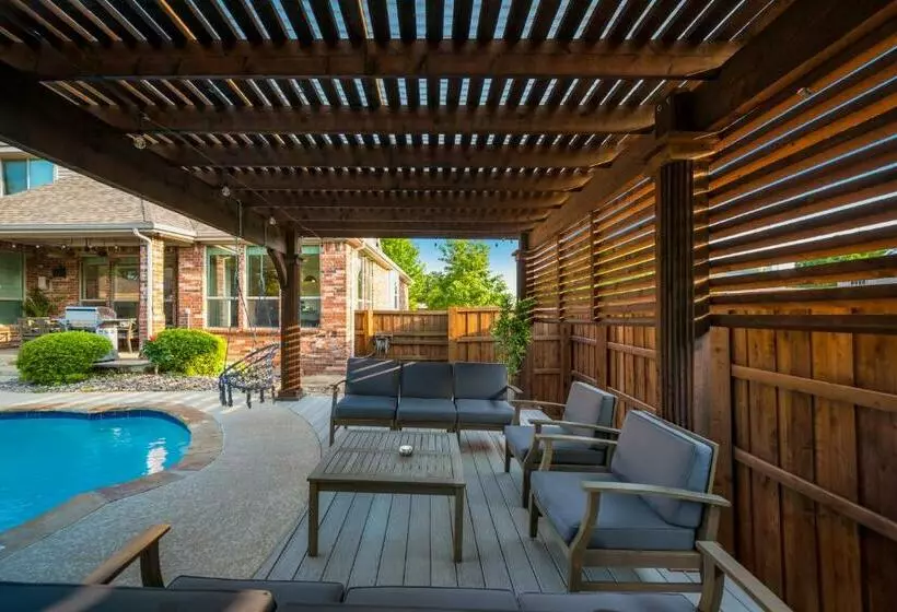 Pool House With Hot Tub And Cinema