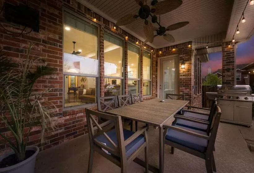 Pool House With Hot Tub And Cinema