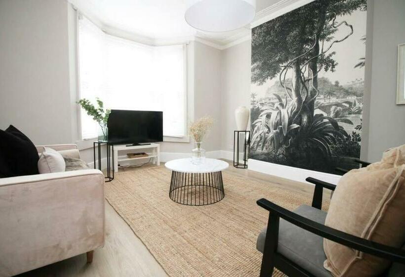 Station Road By Mia Living Stunning Modern 4 Bedroom House Free Onstreet Parking