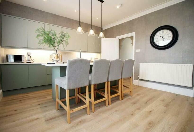 Station Road By Mia Living Stunning Modern 4 Bedroom House Free Onstreet Parking