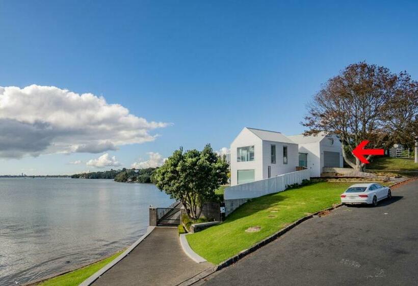 Harbour View Westmere Holiday Apartment