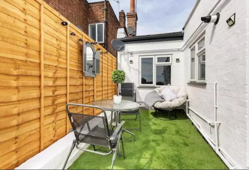Luxury 3 Bed Apartment Near To London With Parking