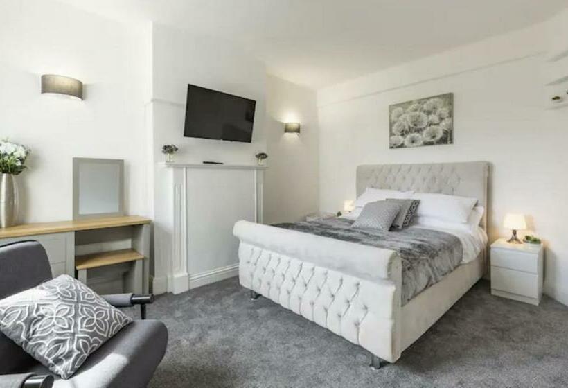 Luxury 3 Bed Apartment Near To London With Parking