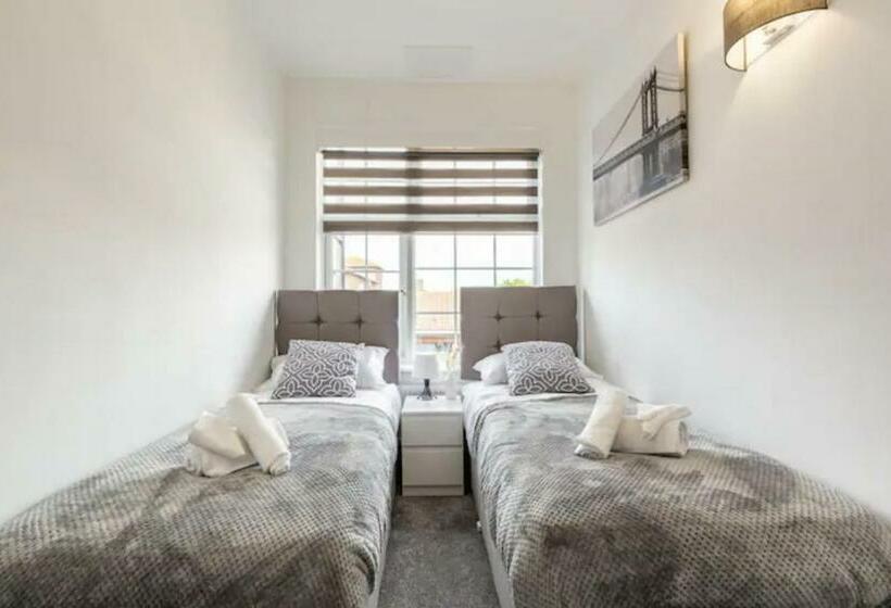 Luxury 3 Bed Apartment Near To London With Parking