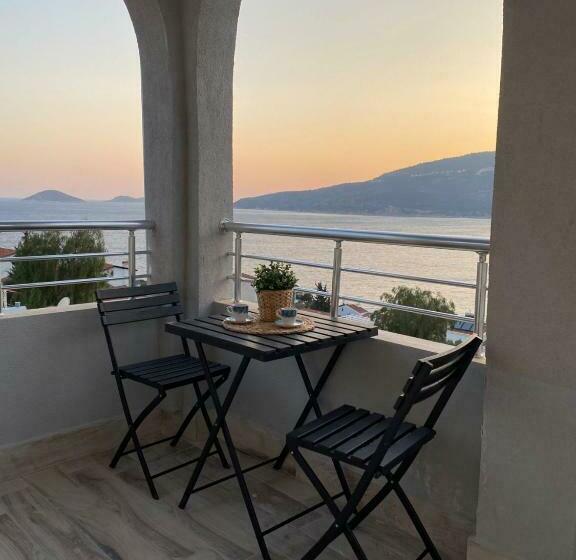 Shared Pool Flat Located 3 Min To Beach In Kalkan