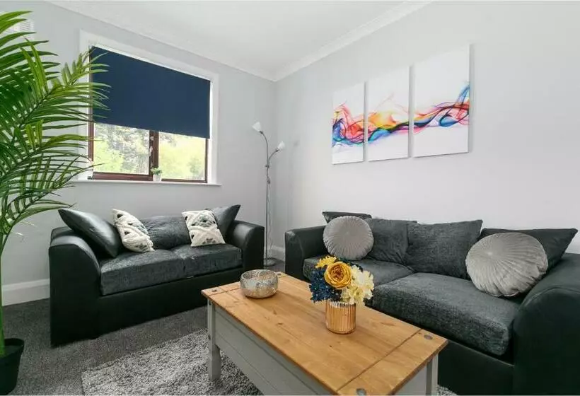 Modern & Contractors & Families & Spacious & Private Parking