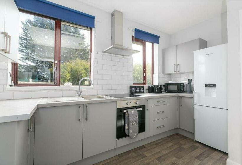 Modern & Contractors & Families & Spacious & Private Parking