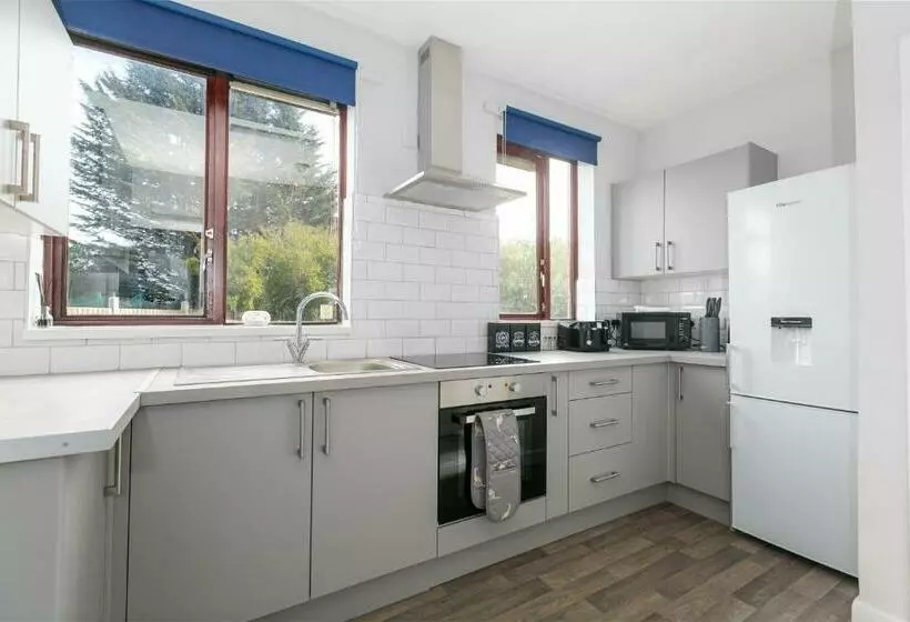 Modern & Contractors & Families & Spacious & Private Parking