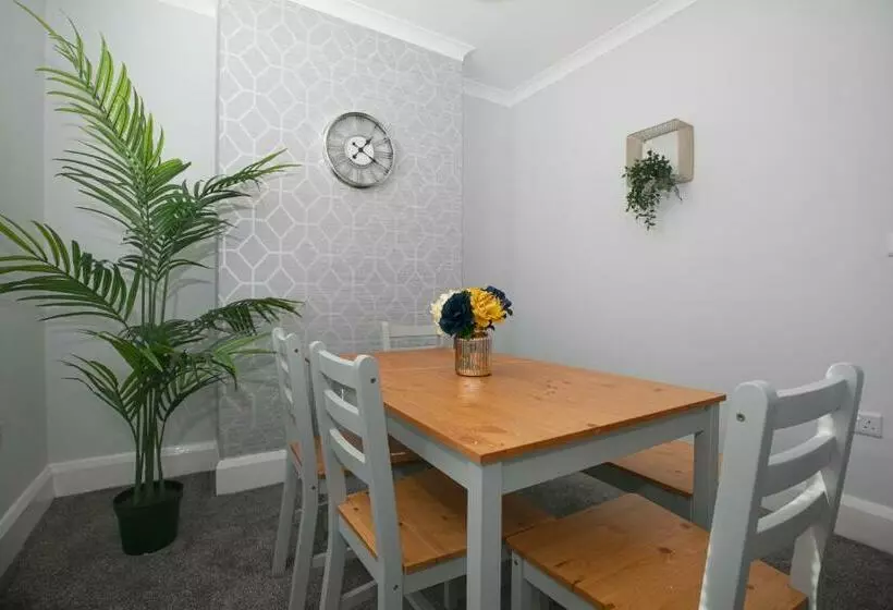 Modern & Contractors & Families & Spacious & Private Parking