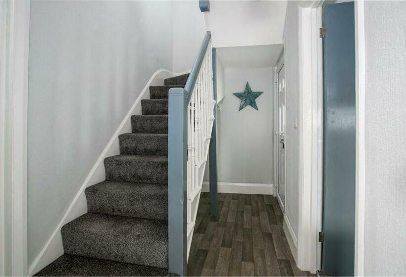 Modern & Contractors & Families & Spacious & Private Parking