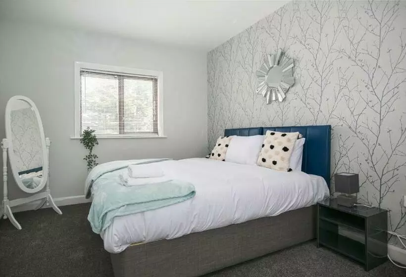 Modern & Contractors & Families & Spacious & Private Parking