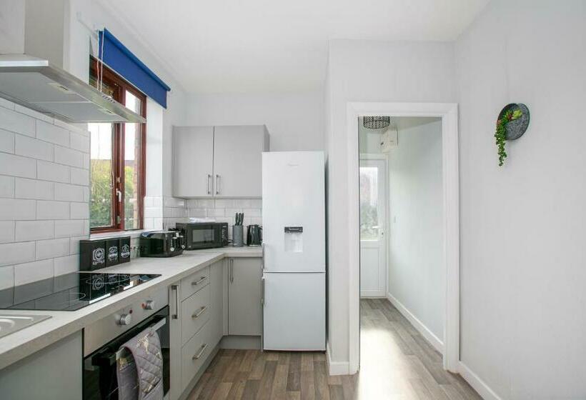 Modern & Contractors & Families & Spacious & Private Parking