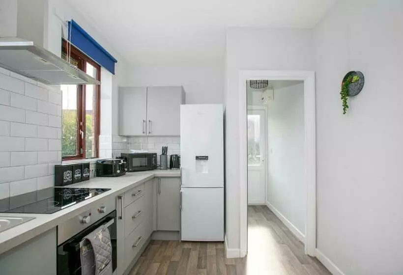 Modern & Contractors & Families & Spacious & Private Parking