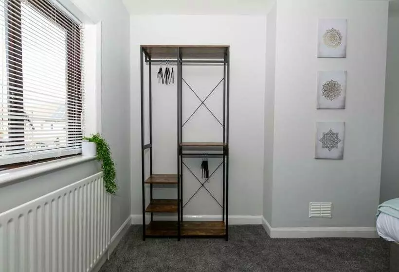 Modern & Contractors & Families & Spacious & Private Parking