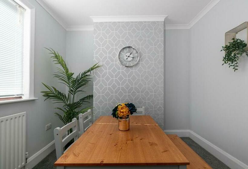 Modern & Contractors & Families & Spacious & Private Parking