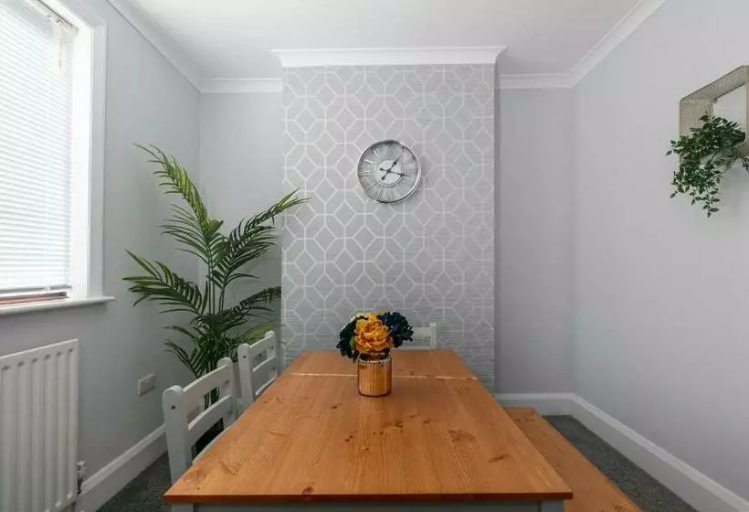 Modern & Contractors & Families & Spacious & Private Parking