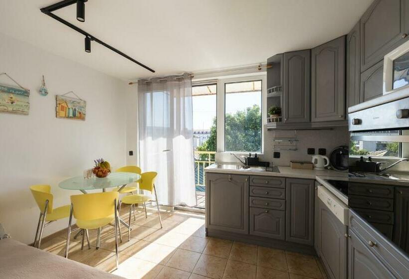 Promenade Rooftop Flat