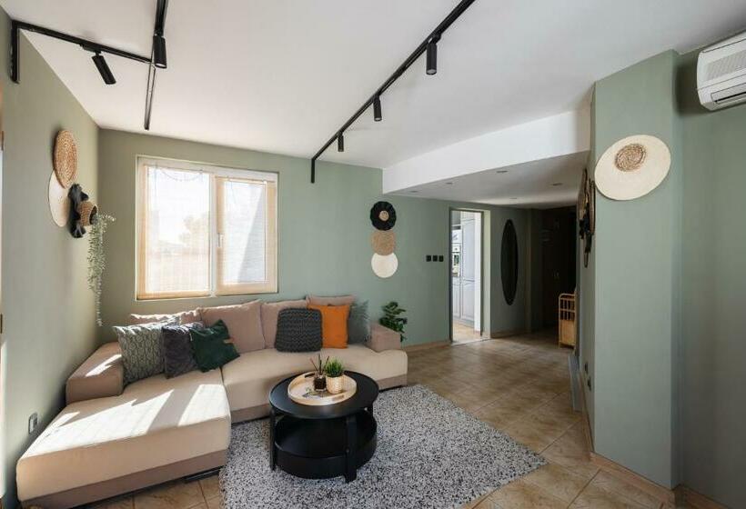 Promenade Rooftop Flat