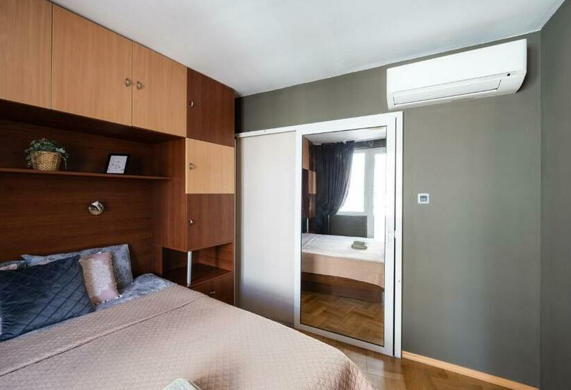 Promenade Rooftop Flat