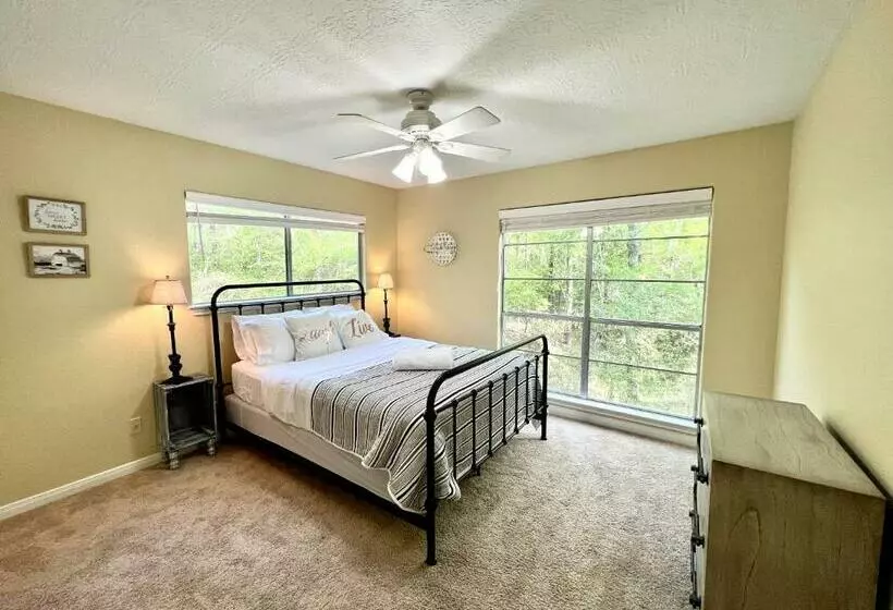 2 Bdrm Treehouse Hideout  Lake Conroe With Boat Ramp