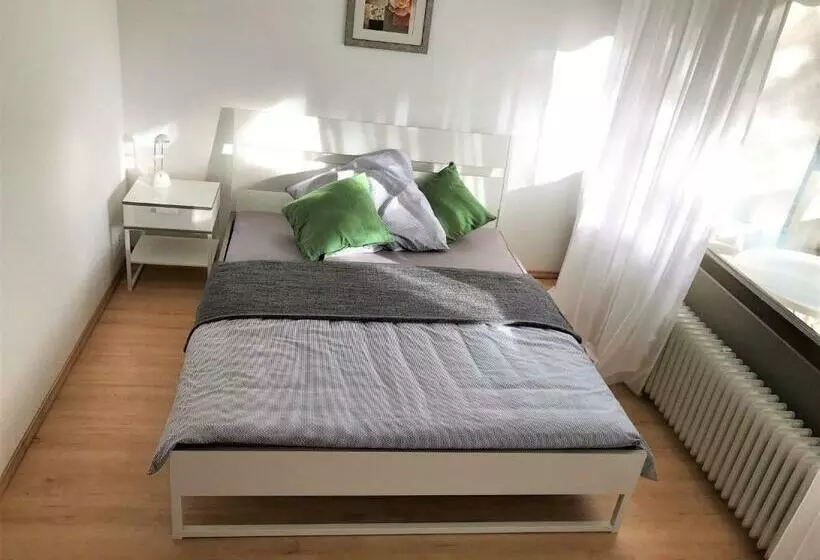 Gemütliche 2 Zimmer Wohnung Mit Küche, Bad, Kostenfreiem Wlan Und Netflix